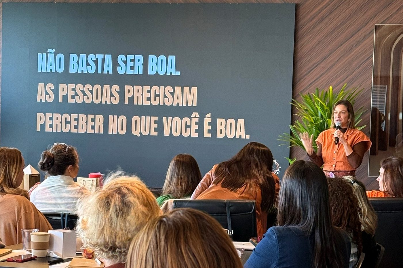Giovanna Carrilho palestrando para corretoras